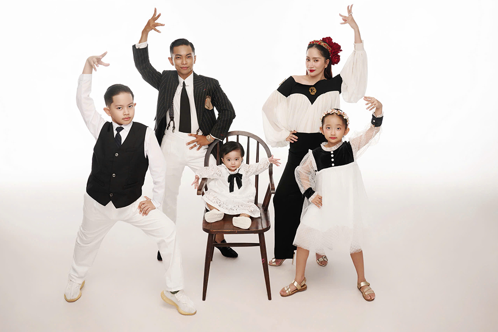 „Velký šmrnc“ ve stylu Khanh Thi – Foto 1. 'Chơi lớn' kiểu Khánh Thi- Ảnh 1.