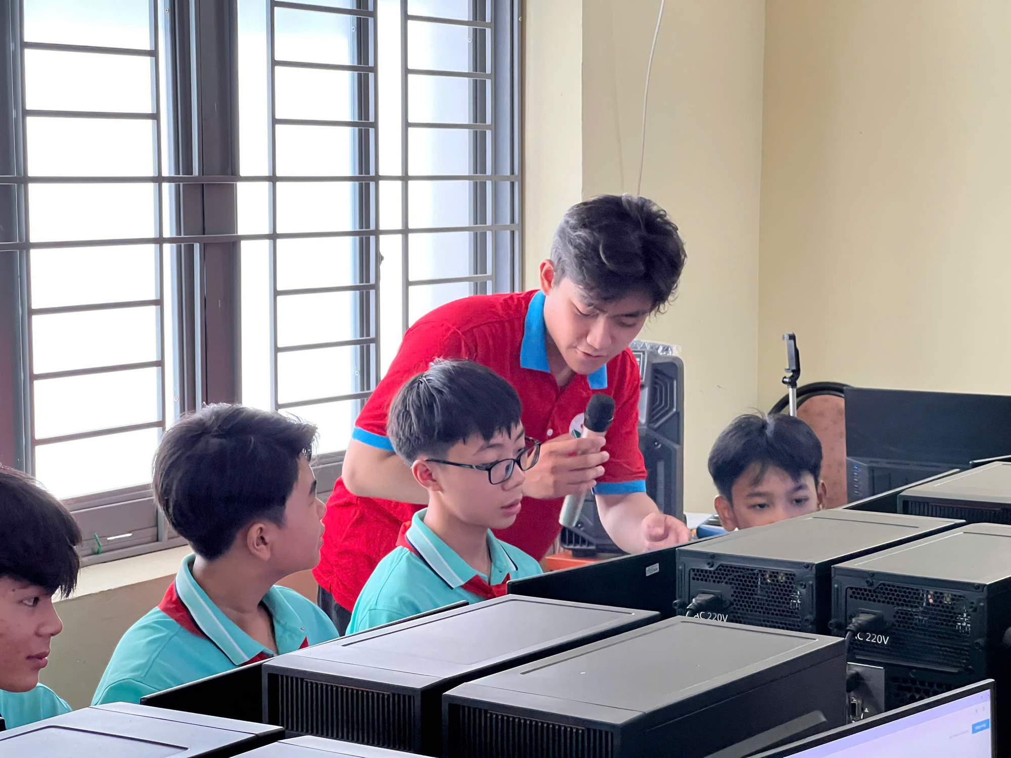 Học sinh lớp 11 mở lớp học về ứng dụng trí tuệ nhân tạo- Ảnh 1.