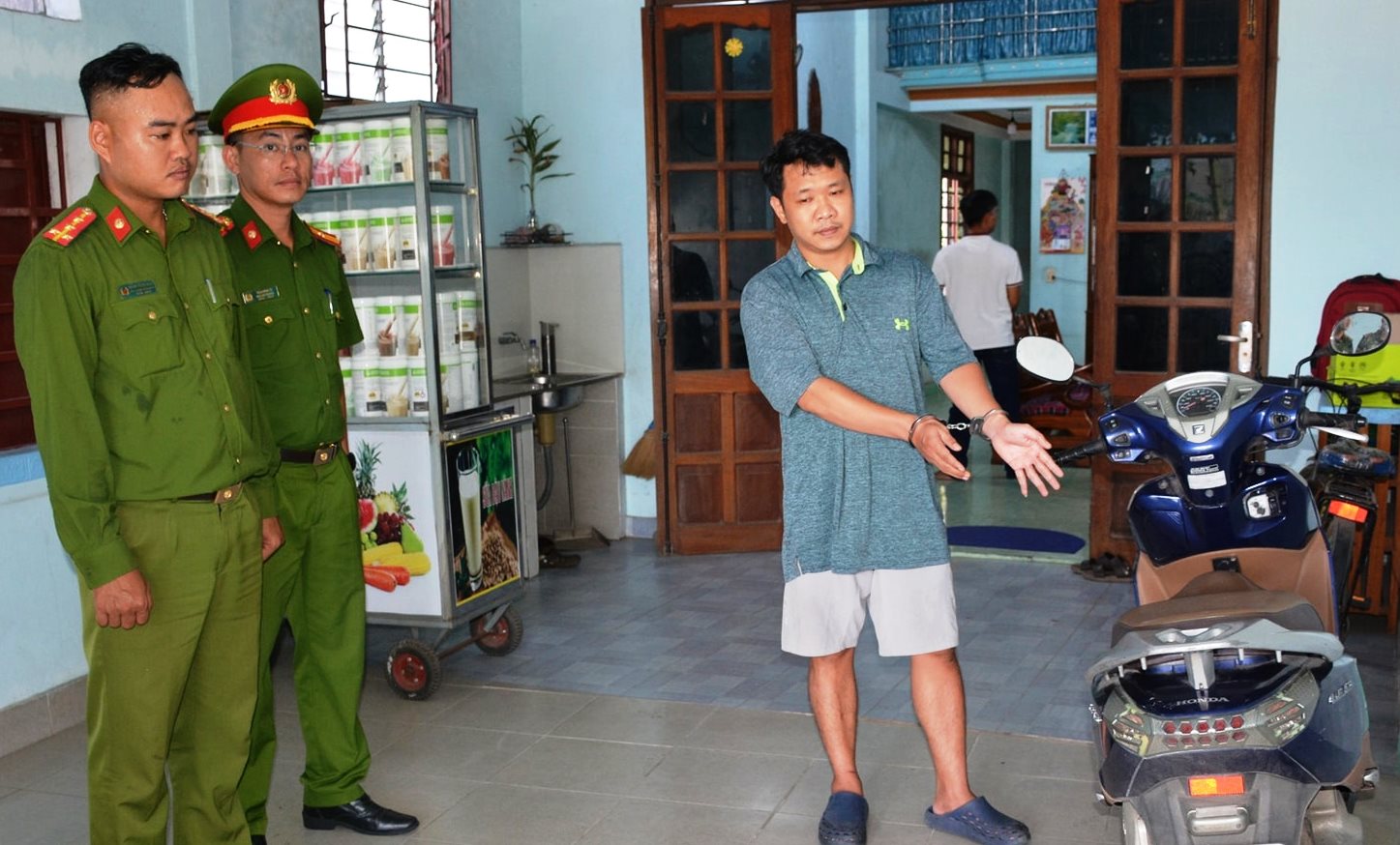 Quảng Nam: Tam giữ hình sự nghi phạm đập phá hàng loạt trụ ATM - Ảnh 1.