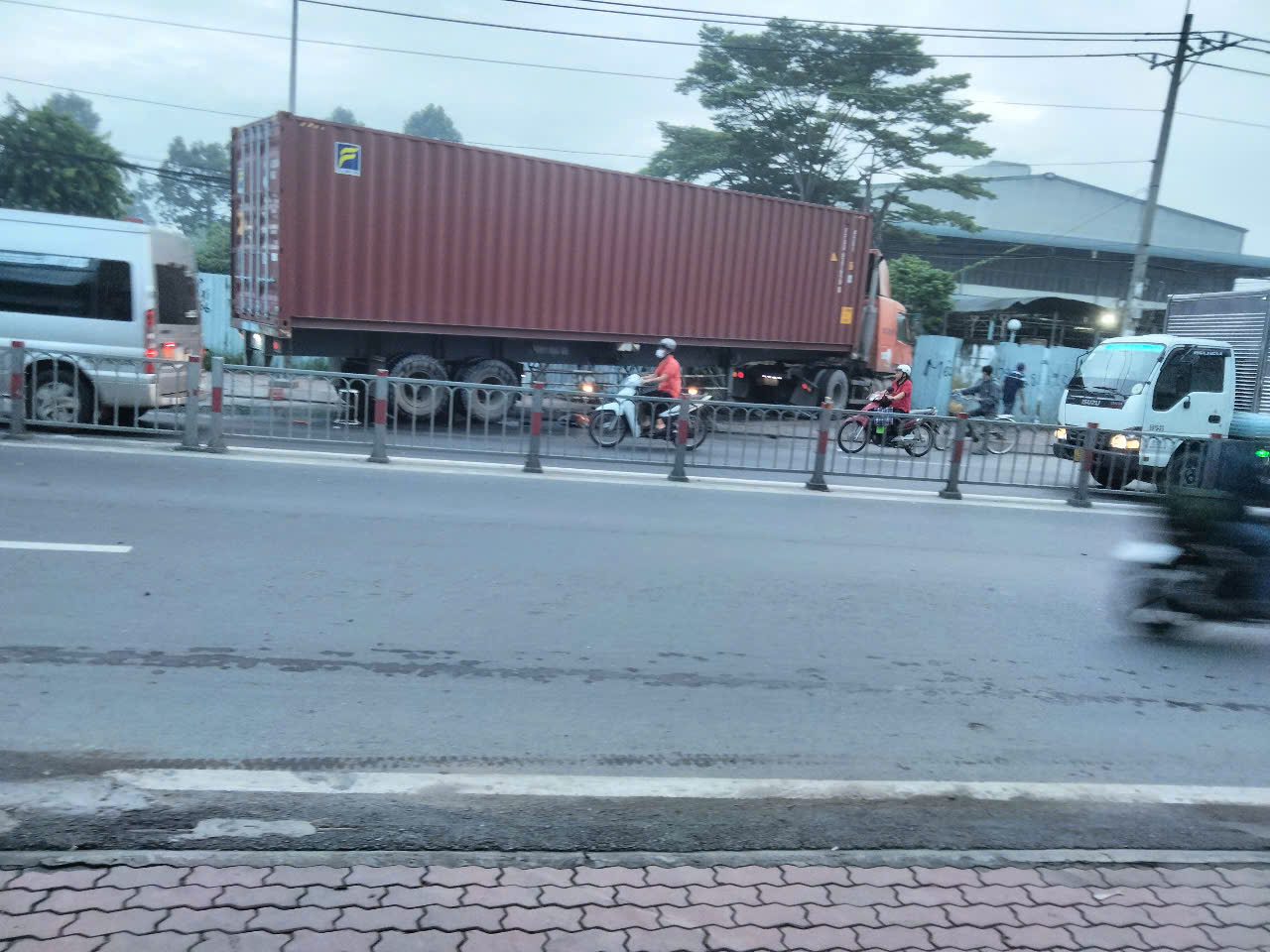 Xe container tông dải phân cách lao qua đường suýt gây tai nạn với xe tải - Ảnh 1.