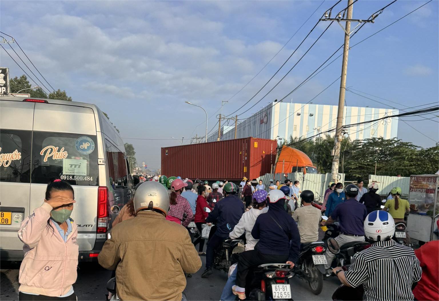 Xe container tông dải phân cách lao qua đường suýt gây tai nạn với xe tải - Ảnh 2.