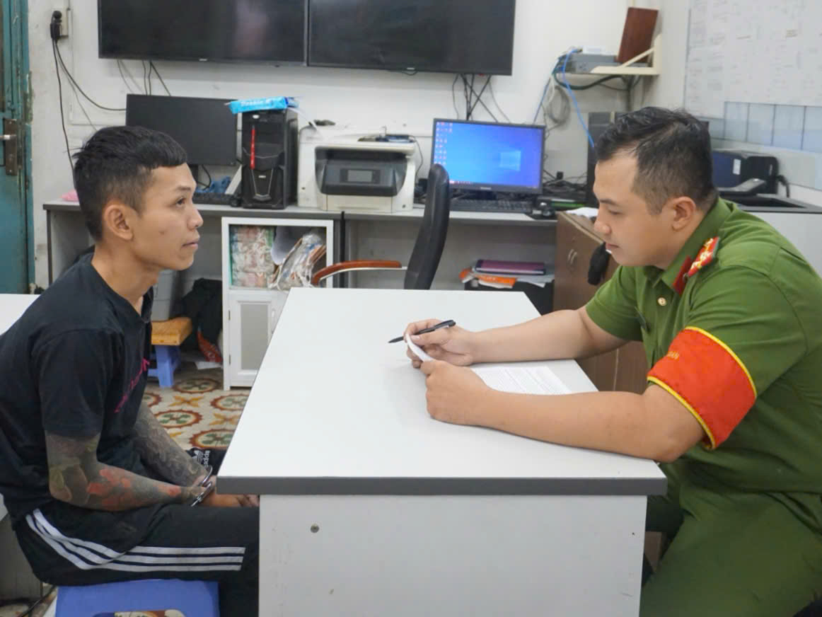 Công an TP.HCM bắt nhanh tên cướp giật tài sản của du khách- Ảnh 1. Công an TP.HCM bắt nhanh tên cướp giật tài sản của du khách- Ảnh 1.