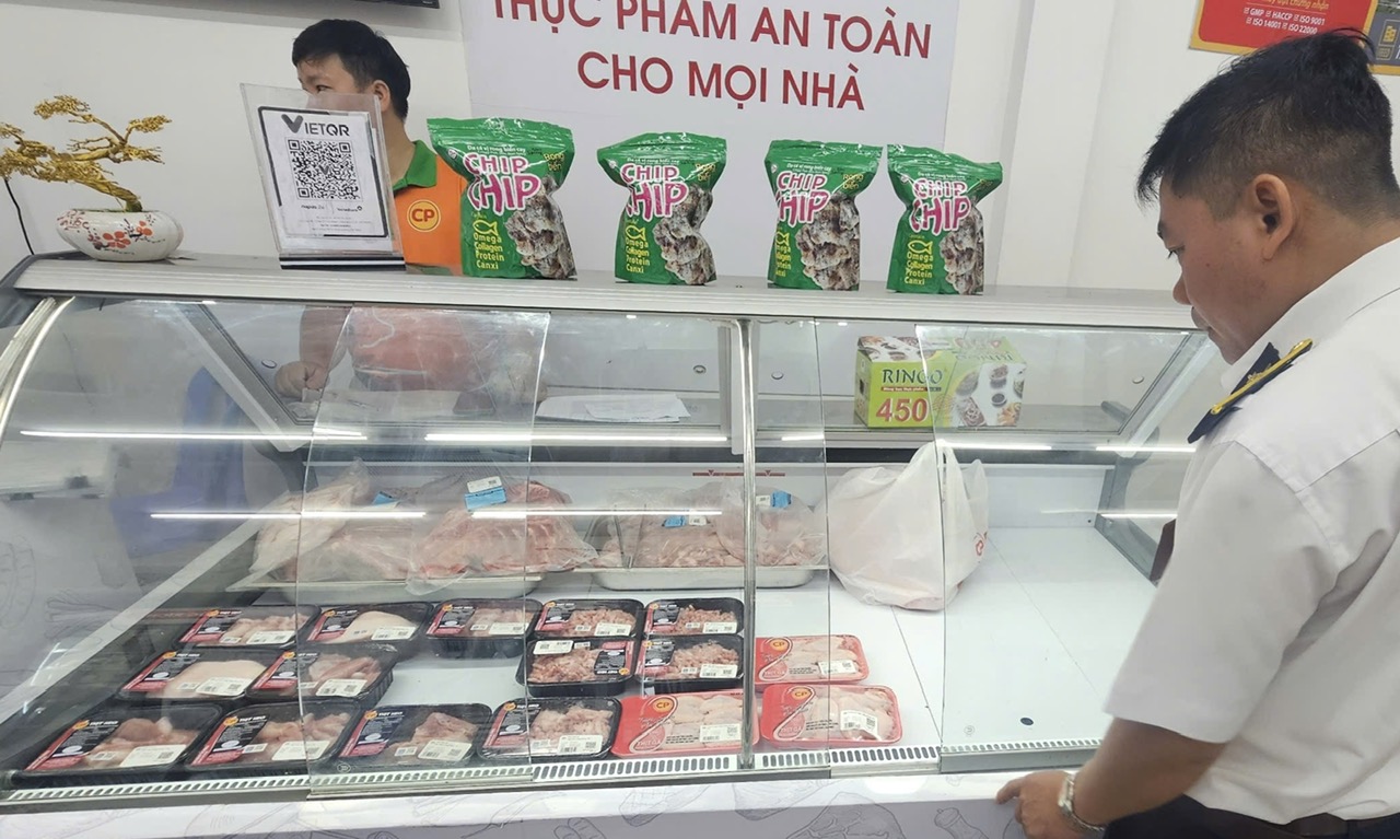 Bình Dương: Kiểm tra đột xuất 9 cửa hàng của C.P Việt Nam- Ảnh 2. Bình Dương: Kiểm tra đột xuất 9 cửa hàng của C.P Việt Nam- Ảnh 2.
