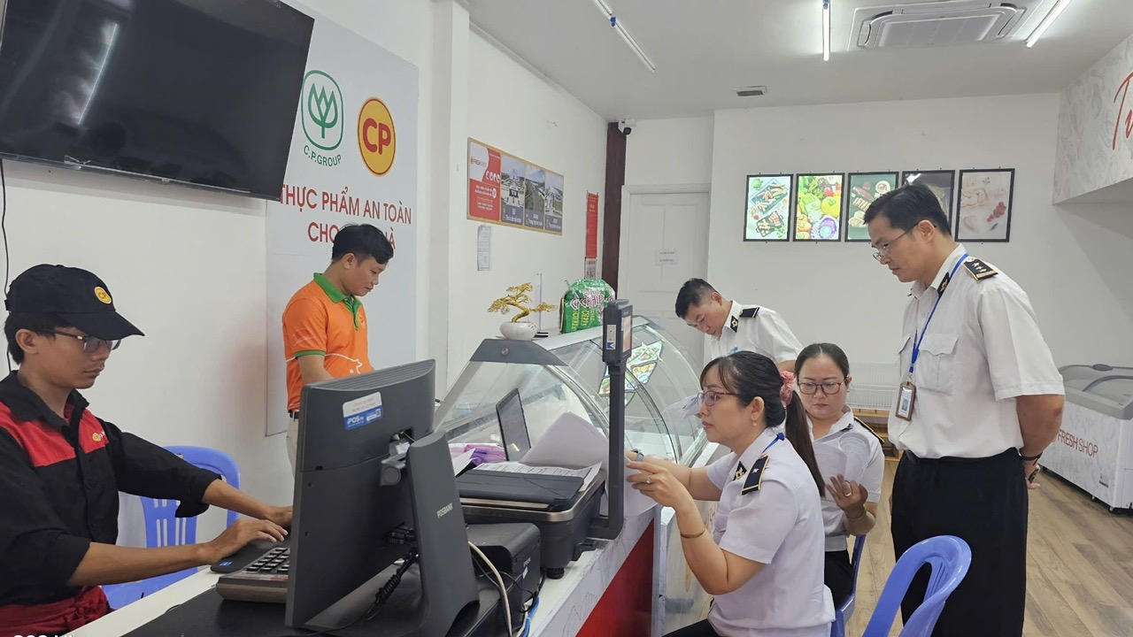 Bình Dương: Kiểm tra đột xuất 9 cửa hàng của C.P Việt Nam- Ảnh 1. Bình Dương: Kiểm tra đột xuất 9 cửa hàng của C.P Việt Nam- Ảnh 1.