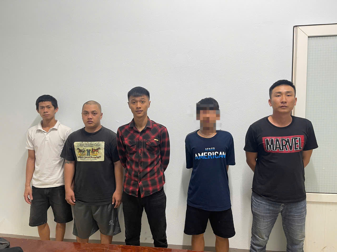 Đánh nhau vì tranh giành khách vào quán cơm trước cổng bệnh viện- Ảnh 1.