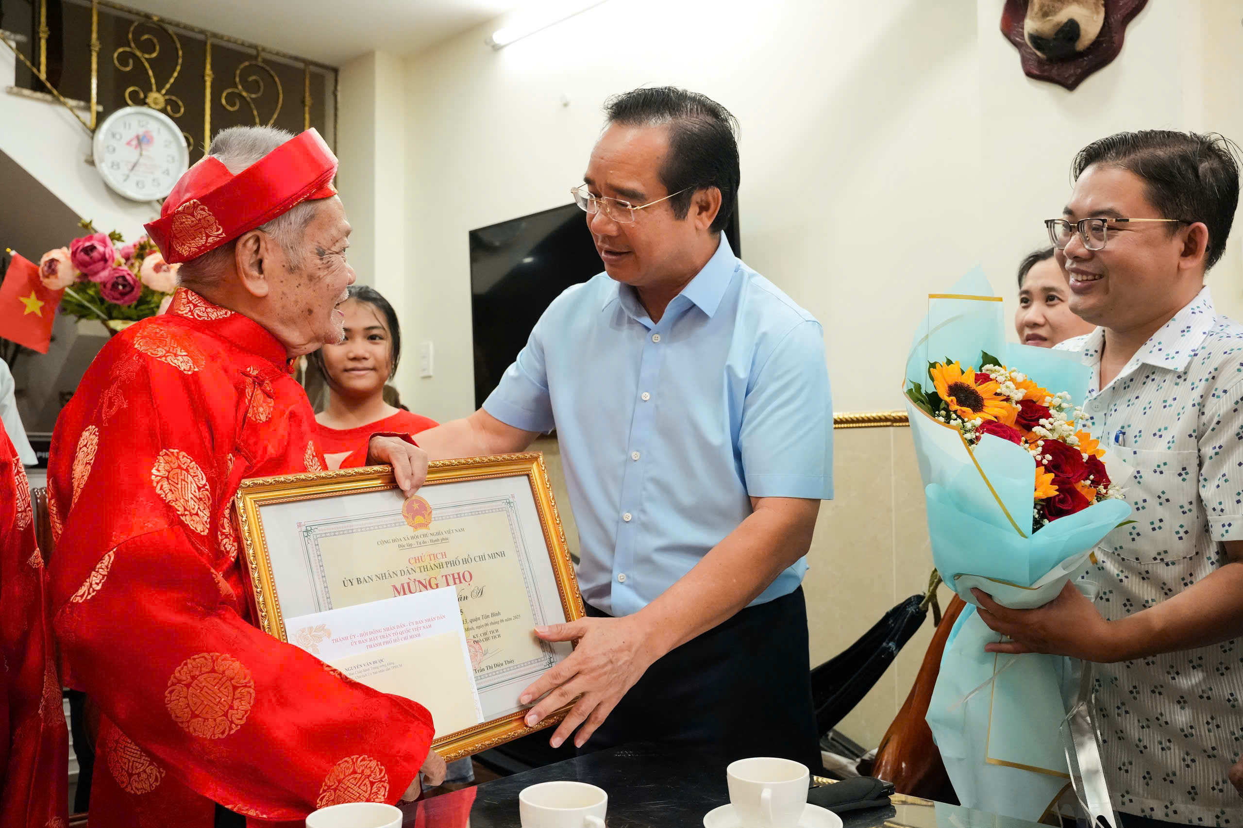 Chủ tịch TP.HCM chúc thọ người cao tuổi tròn 90 - Ảnh 1.