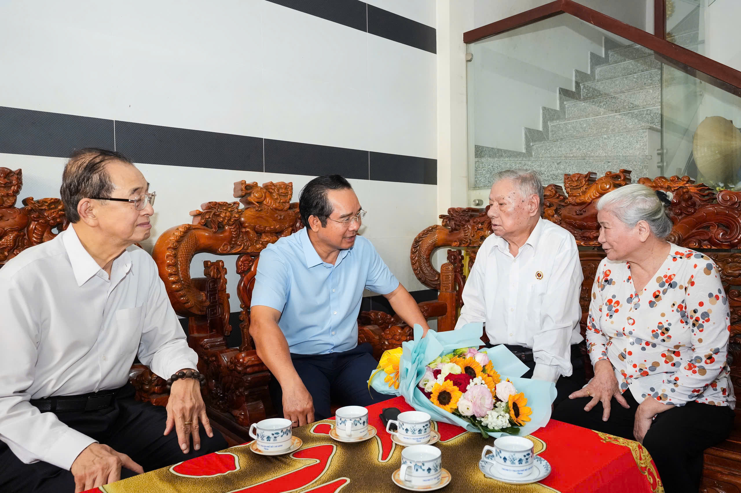 Chủ tịch TP.HCM chúc thọ người cao tuổi tròn 90 - Ảnh 2.