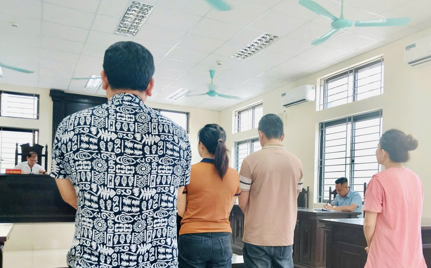 Nhóm sản xuất, buôn bán hàng giả ở Hà Nội sắp hầu tòa phúc thẩm- Ảnh 1. Nhóm sản xuất, buôn bán hàng giả ở Hà Nội sắp hầu tòa phúc thẩm- Ảnh 1.