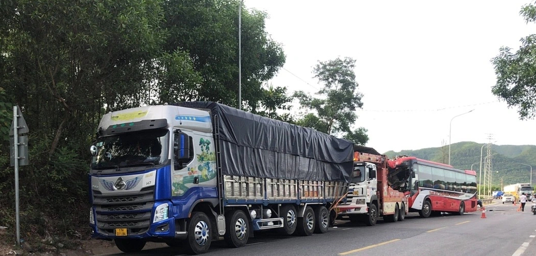 Tai nạn xe khách nghiêm trọng ở Huế khiến 1 người chết, 27 người bị thương- Ảnh 1.