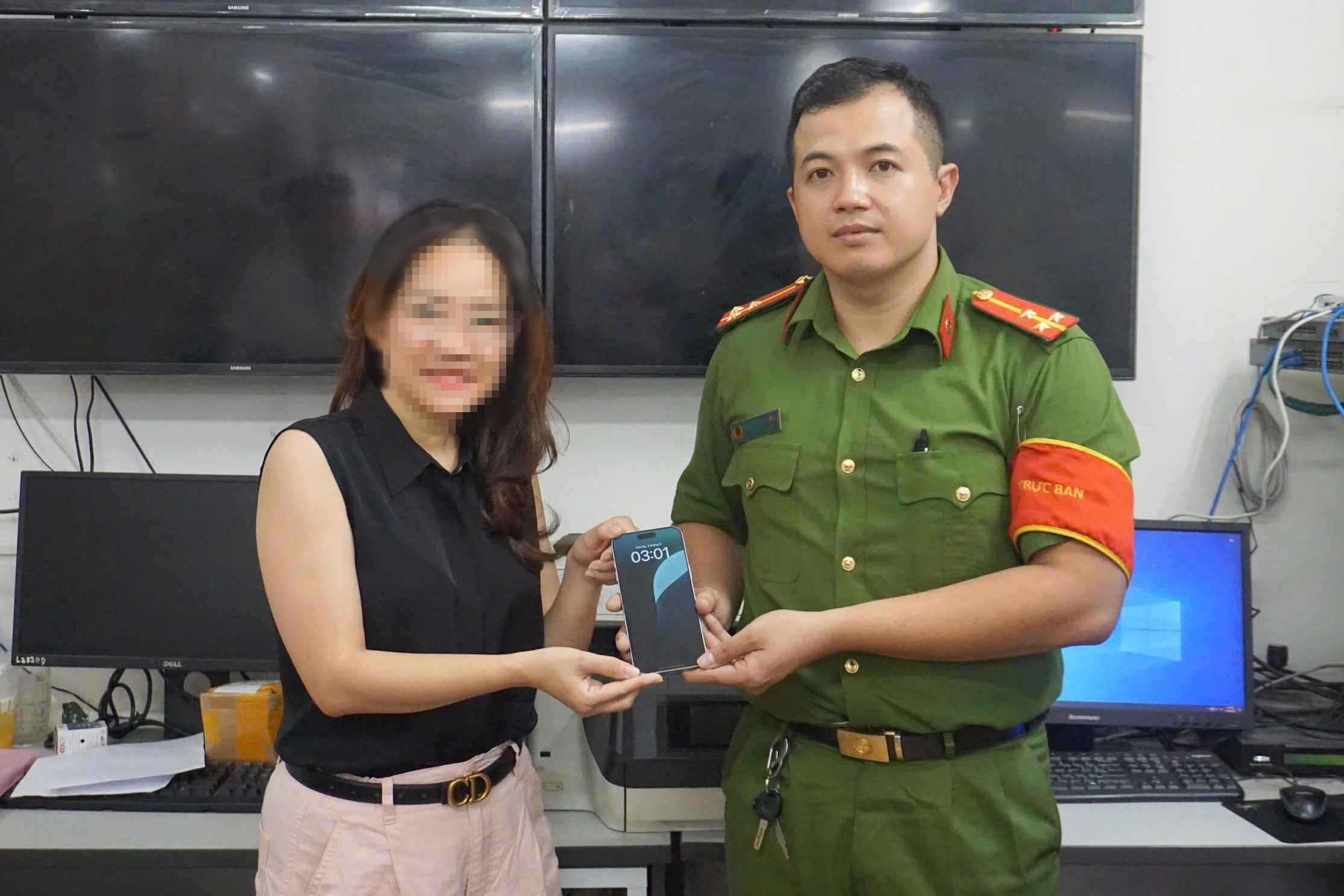 Công an TP.HCM bắt nhanh tên cướp giật tài sản của du khách- Ảnh 2. Công an TP.HCM bắt nhanh tên cướp giật tài sản của du khách- Ảnh 2.