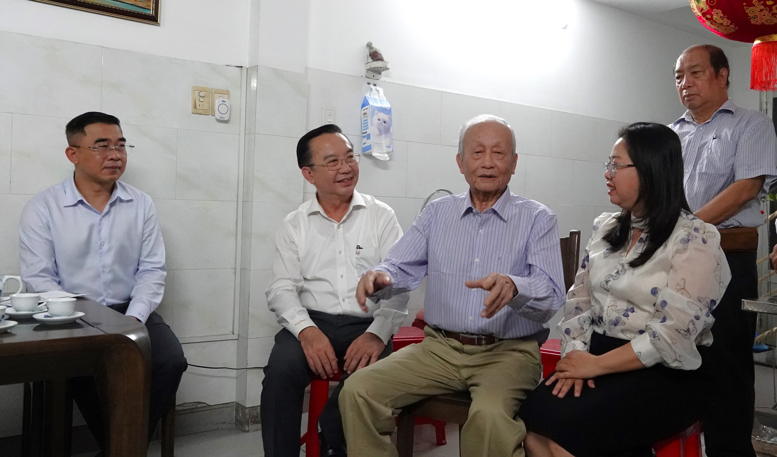 Chủ tịch TP.HCM chúc thọ người cao tuổi tròn 90 - Ảnh 3.