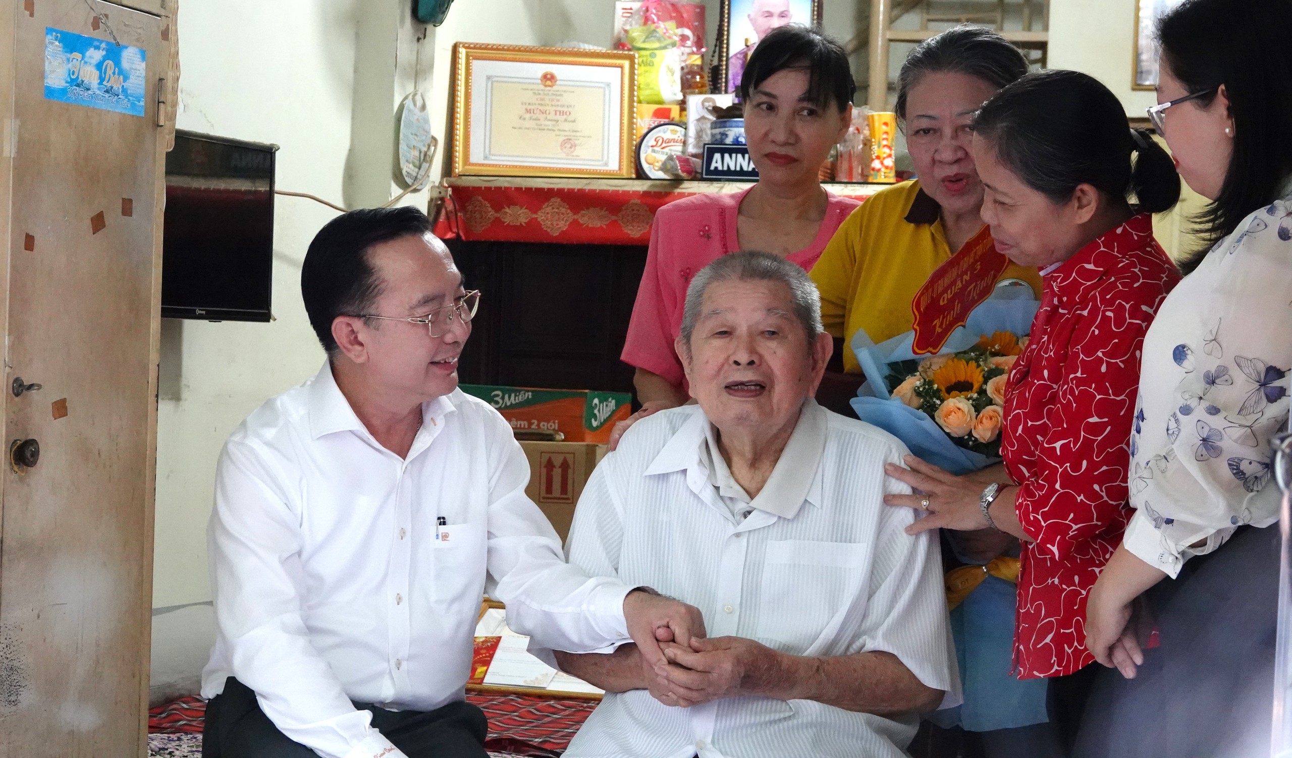 Chủ tịch TP.HCM chúc thọ người cao tuổi tròn 90 - Ảnh 4.