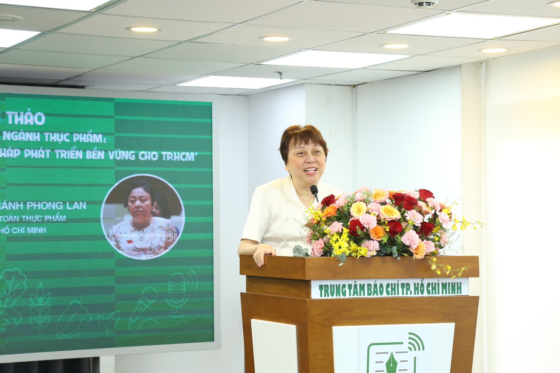Doanh nghiệp bị áp lực trước nhiều vụ thực phẩm bẩn, tin đồn...- Ảnh 1.