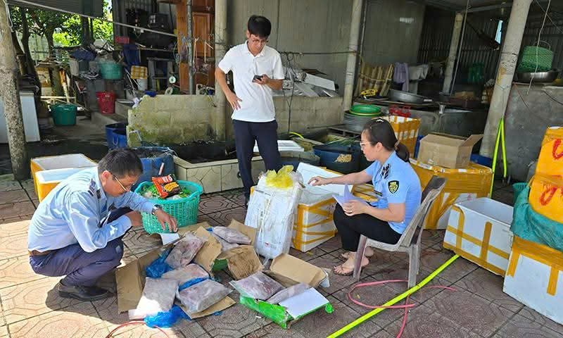 Phát hiện 270 kg thực phẩm không rõ nguồn gốc tại hộ kinh doanh ở Quảng Bình- Ảnh 1.