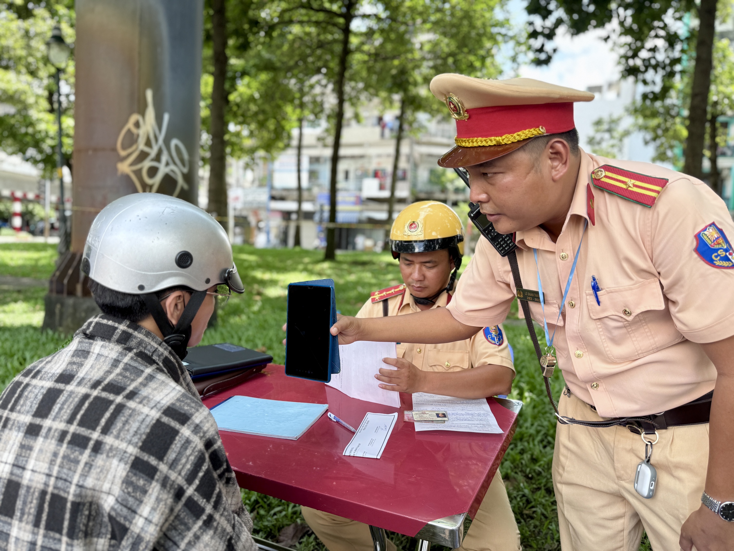 Người vi phạm tốc độ bật khóc khi được CSGT TP.HCM hỗ trợ tiền đóng phạt- Ảnh 7. Người vi phạm tốc độ bật khóc khi được CSGT TP.HCM hỗ trợ tiền đóng phạt- Ảnh 7.