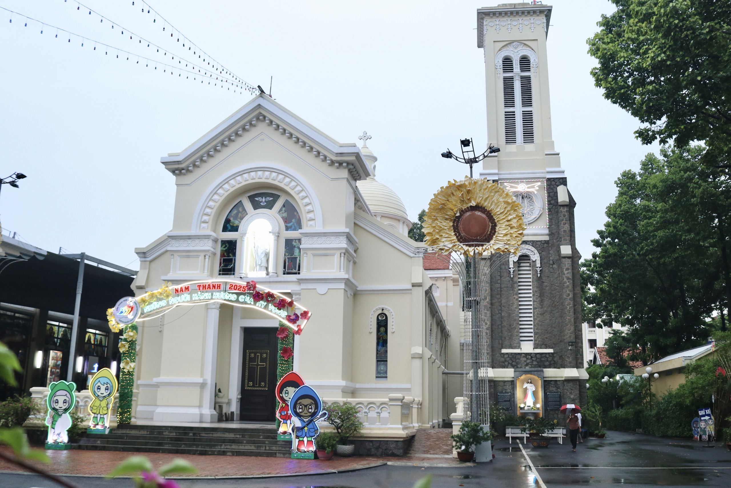Nhà thờ do cậu Nam Phương hoàng hậu xây và chiếc túi lạ treo tượng thánh- Ảnh 5. Nhà thờ do cậu Nam Phương hoàng hậu xây và chiếc túi lạ treo tượng thánh- Ảnh 5.