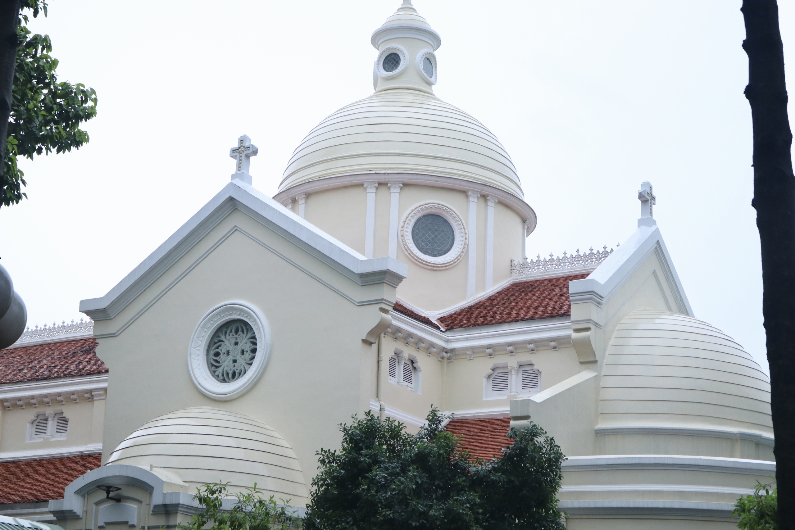 Nhà thờ do cậu Nam Phương hoàng hậu xây và chiếc túi lạ treo tượng thánh- Ảnh 6. Nhà thờ do cậu Nam Phương hoàng hậu xây và chiếc túi lạ treo tượng thánh- Ảnh 6.