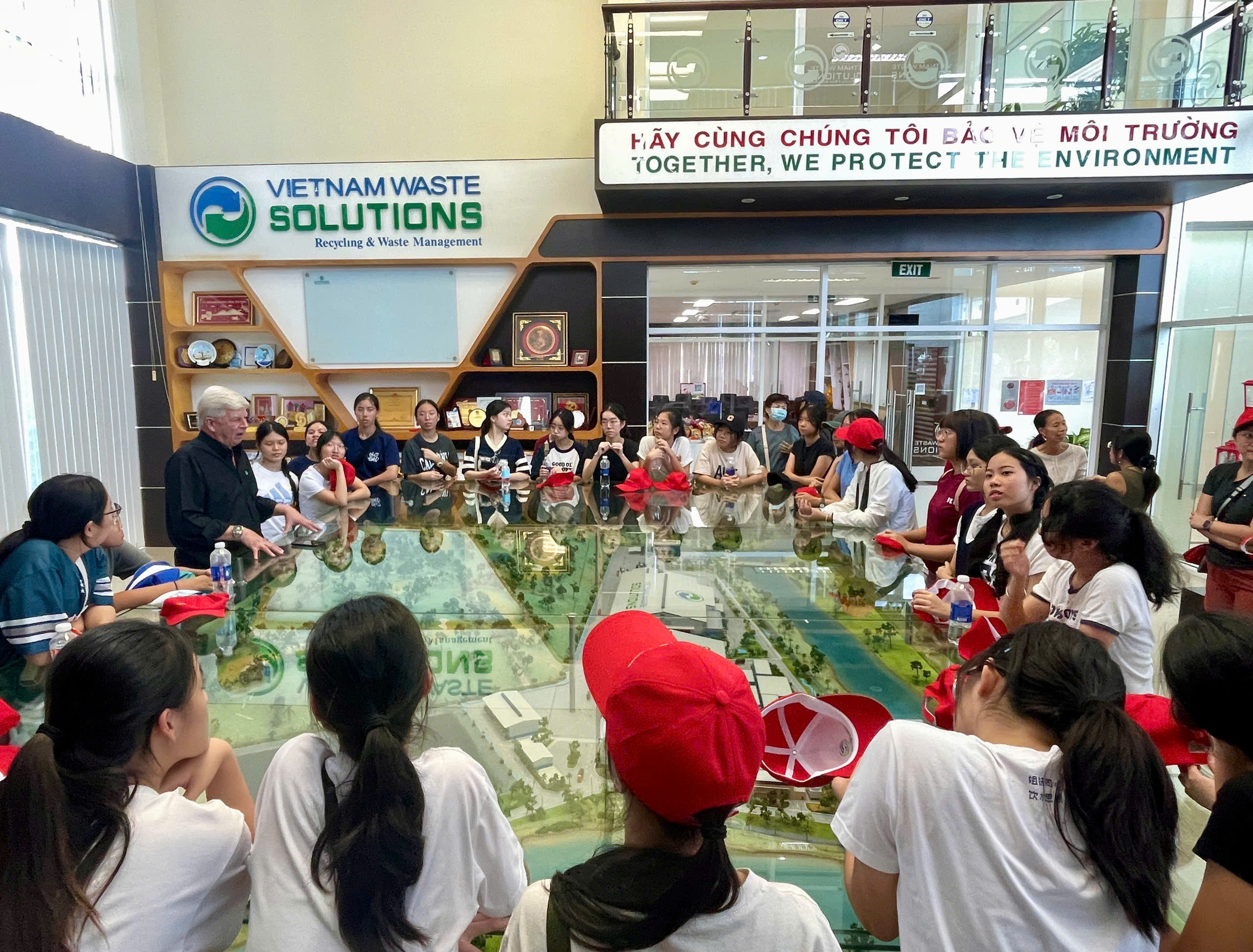 Học sinh trường quốc tế khám phá quy trình xử lý rác tại VWS- Ảnh 1. Học sinh trường quốc tế khám phá quy trình xử lý rác tại VWS- Ảnh 1.