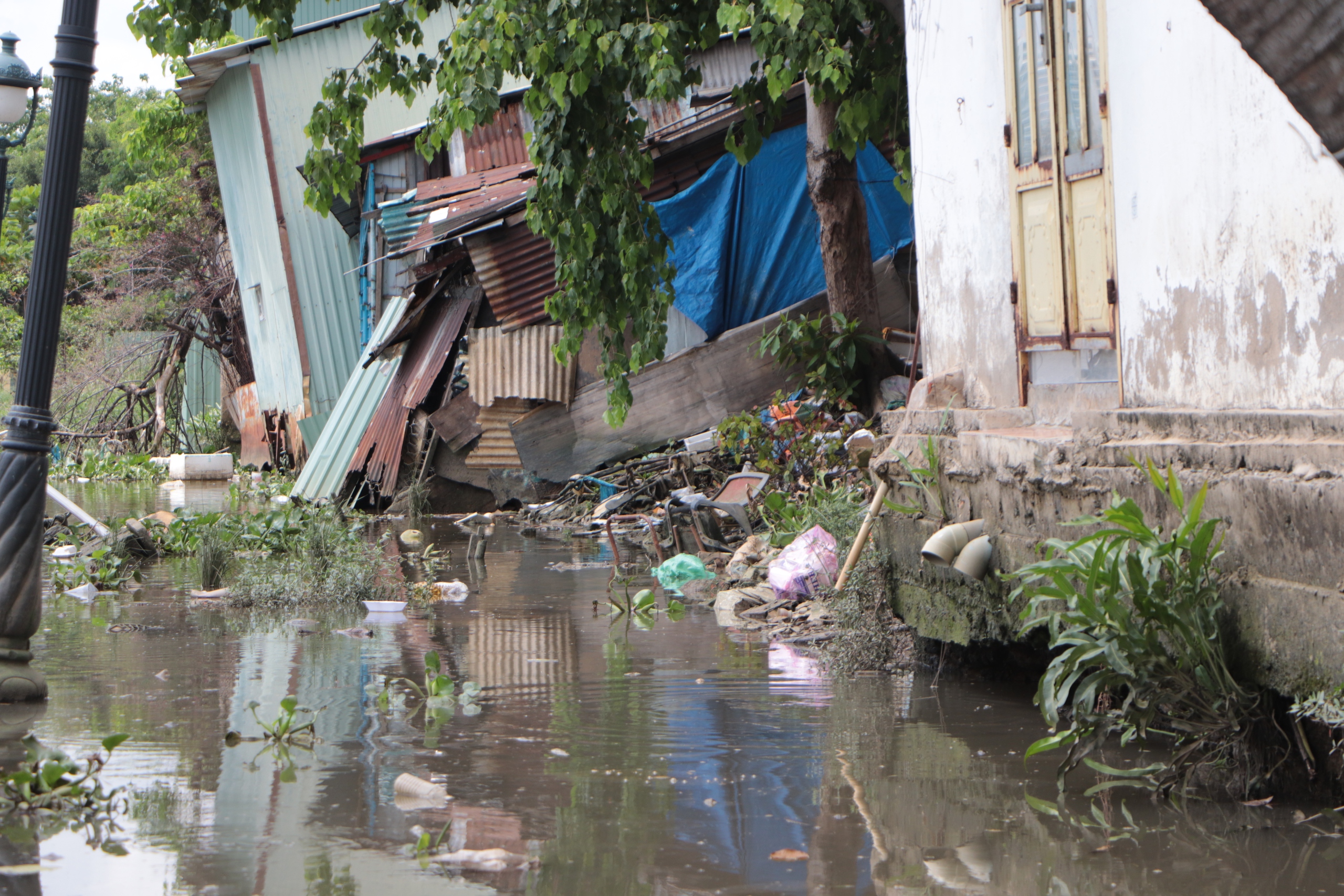 Sống c&ugrave;ng sạt lở: Người d&acirc;n b&ecirc;n k&egrave; Thanh Đa bất an mỗi ng&agrave;y - Ảnh 1.