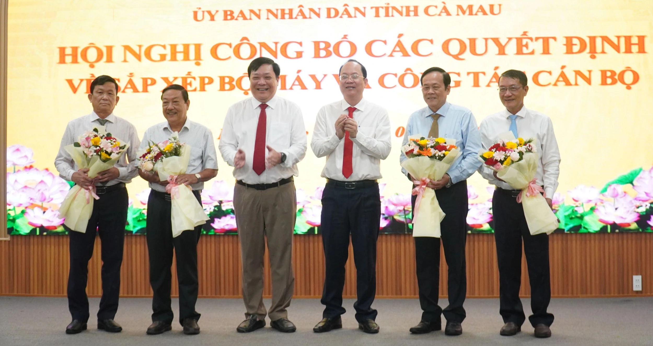 Cà Mau: 225 cán bộ nghỉ việc, người cao nhất nhận hơn 2 tỉ đồng   - Ảnh 1.