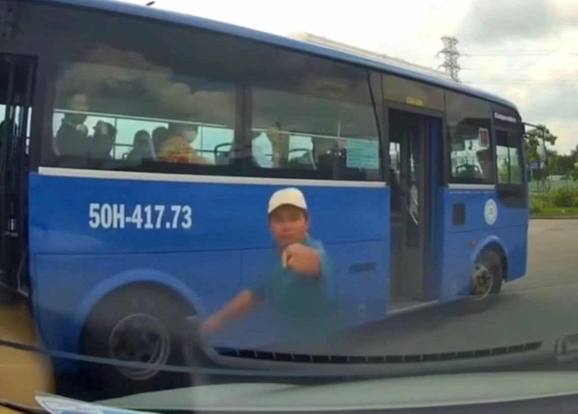 TP.HCM: Tài xế xe buýt mất việc và bị xử phạt vì hành động xấu trên đường- Ảnh 1.