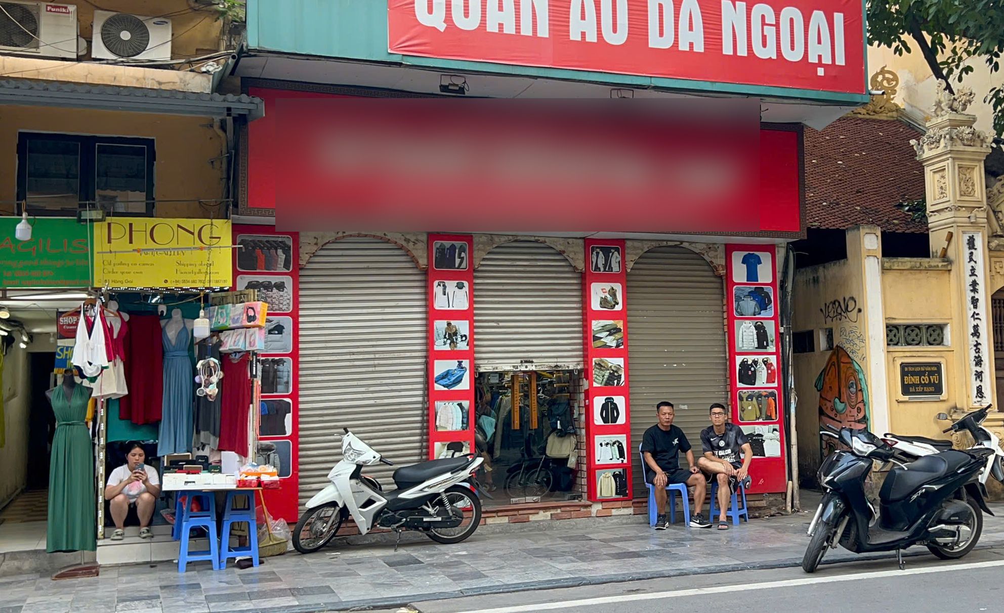 Tiểu thương phố cổ Hà Nội 'hé cửa' bán hàng trong đợt cao điểm chống hàng giả- Ảnh 2. Tiểu thương phố cổ Hà Nội 'hé cửa' bán hàng trong đợt cao điểm chống hàng giả- Ảnh 2.