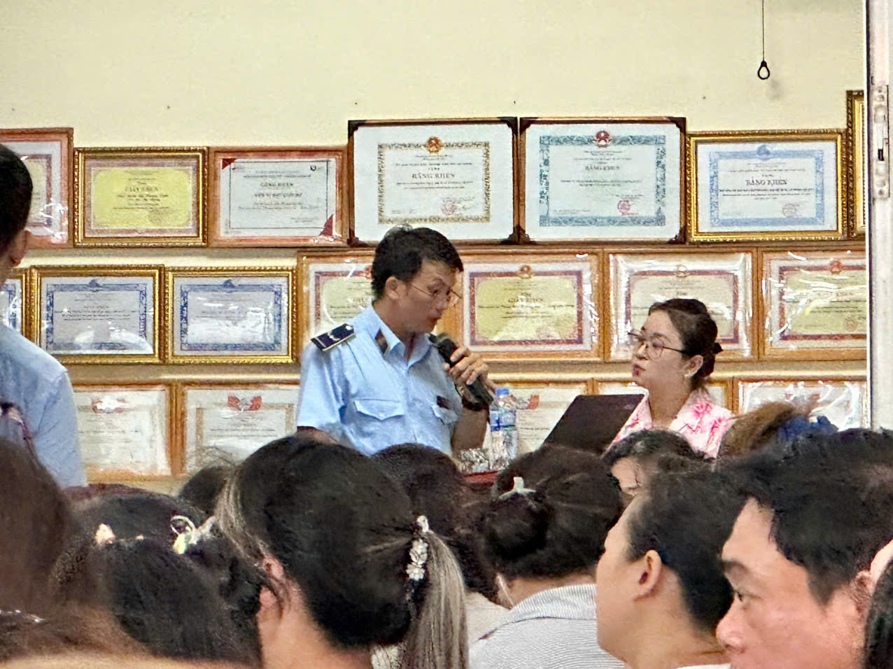 Tiểu thương chợ An Đông băn khoăn hướng xử lý lượng hàng tồn trên sạp- Ảnh 3. Tiểu thương chợ An Đông băn khoăn hướng xử lý lượng hàng tồn trên sạp- Ảnh 3.