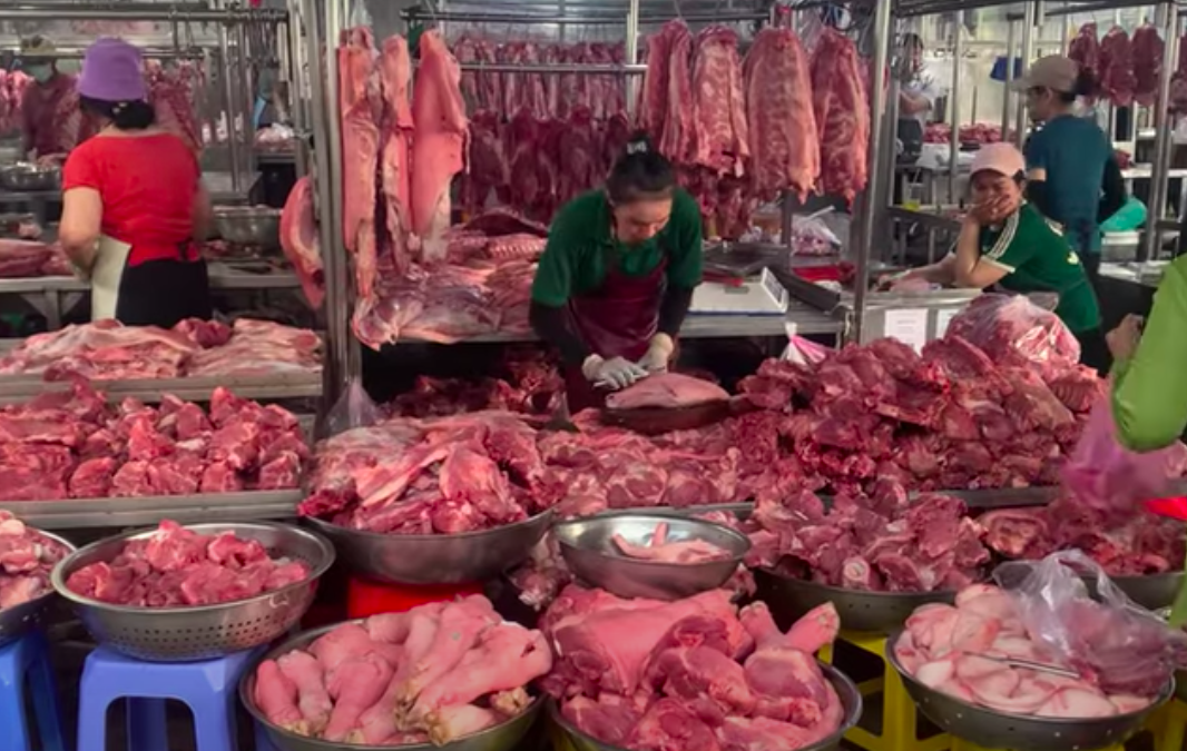 Nghịch lý giá trứng giảm, giá thịt tăng - Ảnh 1.