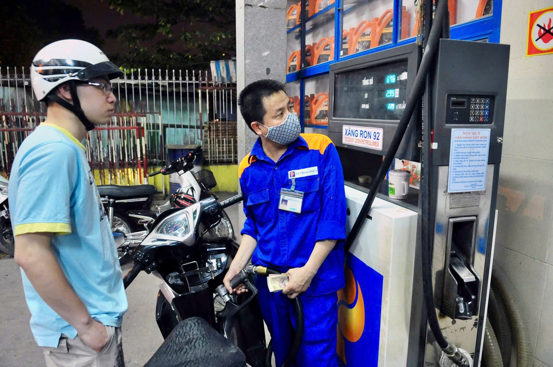 Giá xăng RON 95 tăng lên mức hơn 20.000 đồng/lít- Ảnh 1.