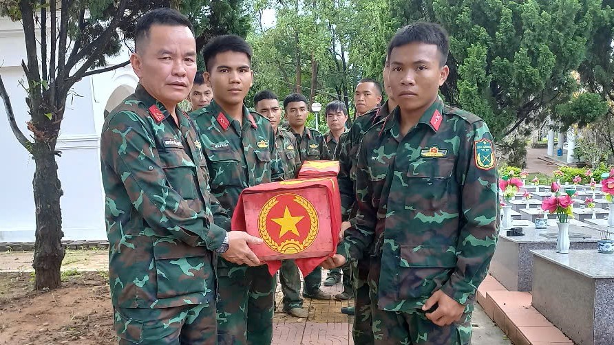Bàn giao 2 hài cốt liệt sĩ vừa được cất bốc tại Kon Tum - Ảnh 1.
