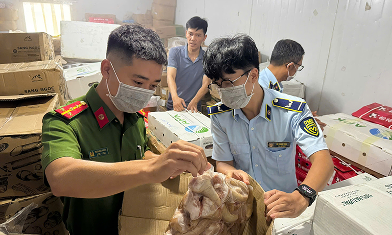 Quảng Bình: Phát hiện gần 4 tấn thực phẩm đông lạnh không rõ nguồn gốc - Ảnh 1.