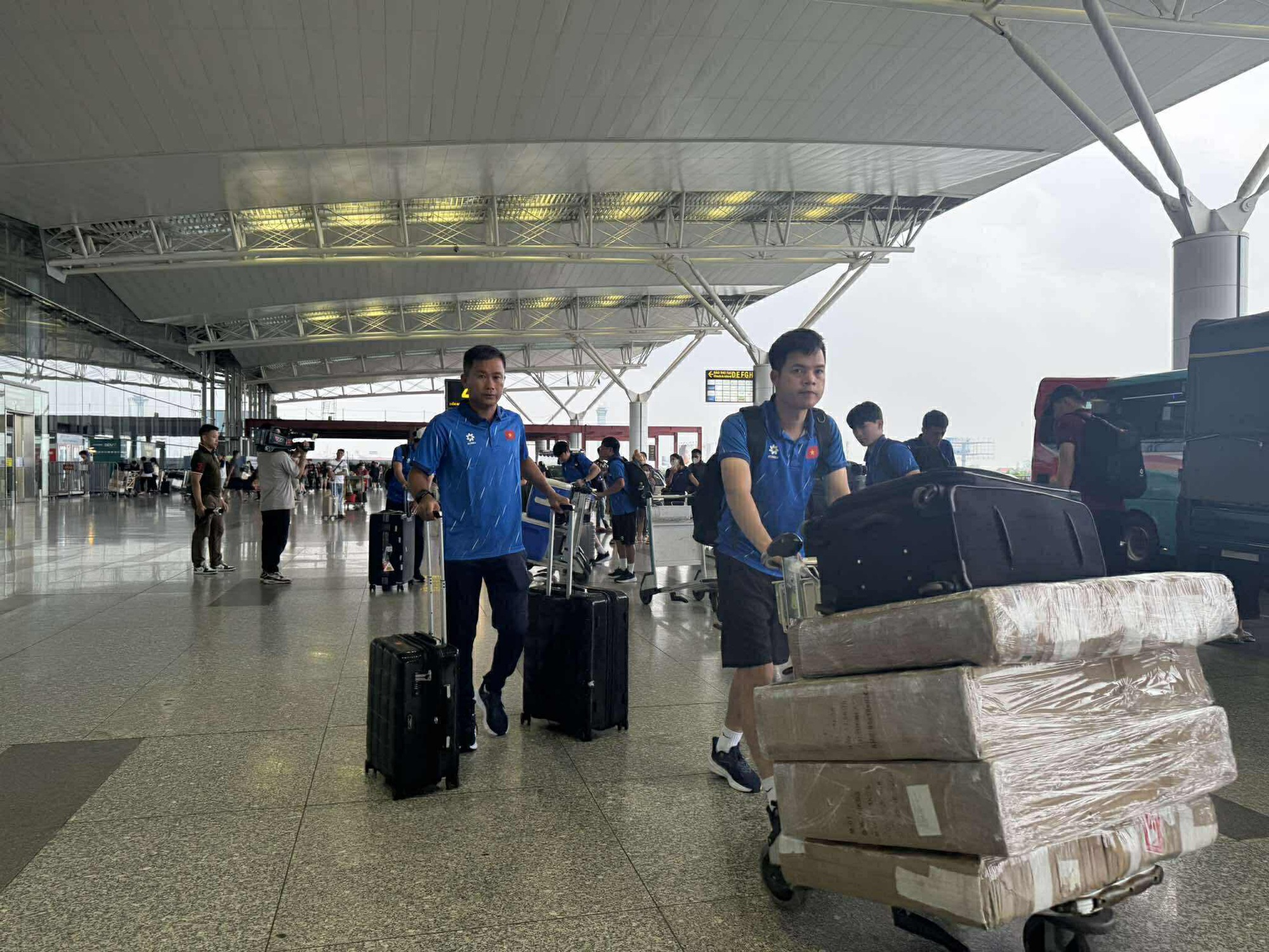 Đội tuyển Việt Nam lạc quan lên đường sang Malaysia: Quyết mang 3 điểm trở về- Ảnh 12. Đội tuyển Việt Nam lạc quan lên đường sang Malaysia: Quyết mang 3 điểm trở về- Ảnh 12.