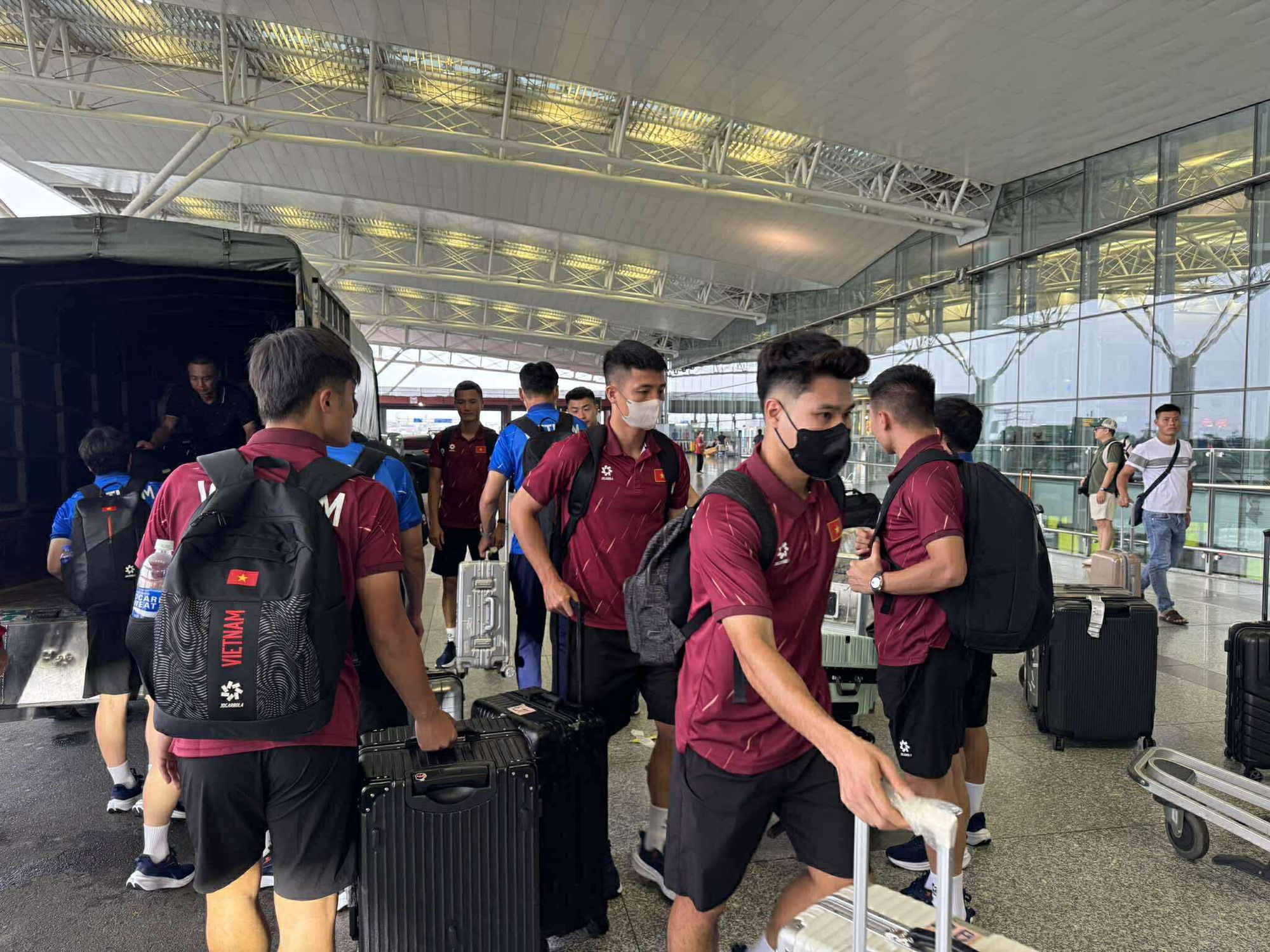 Đội tuyển Việt Nam lạc quan lên đường sang Malaysia: Quyết mang 3 điểm trở về- Ảnh 6. Đội tuyển Việt Nam lạc quan lên đường sang Malaysia: Quyết mang 3 điểm trở về- Ảnh 6.