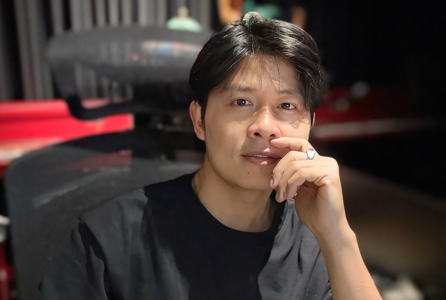 បទចម្រៀងដែលមានអ្នកចូលមើលរាប់ពាន់លានដង រួមបញ្ចូលក្នុងការប្រឡងអក្សរសាស្ត្រ៖ តើតន្ត្រីករ ង្វៀន វ៉ាន់ ជុង និយាយអ្វីខ្លះ? - រូបភាពទី ១។ Ca khúc tỉ view vào đề thi ngữ văn, nhạc sĩ Nguyễn Văn Chung nói gì?- Ảnh 1.