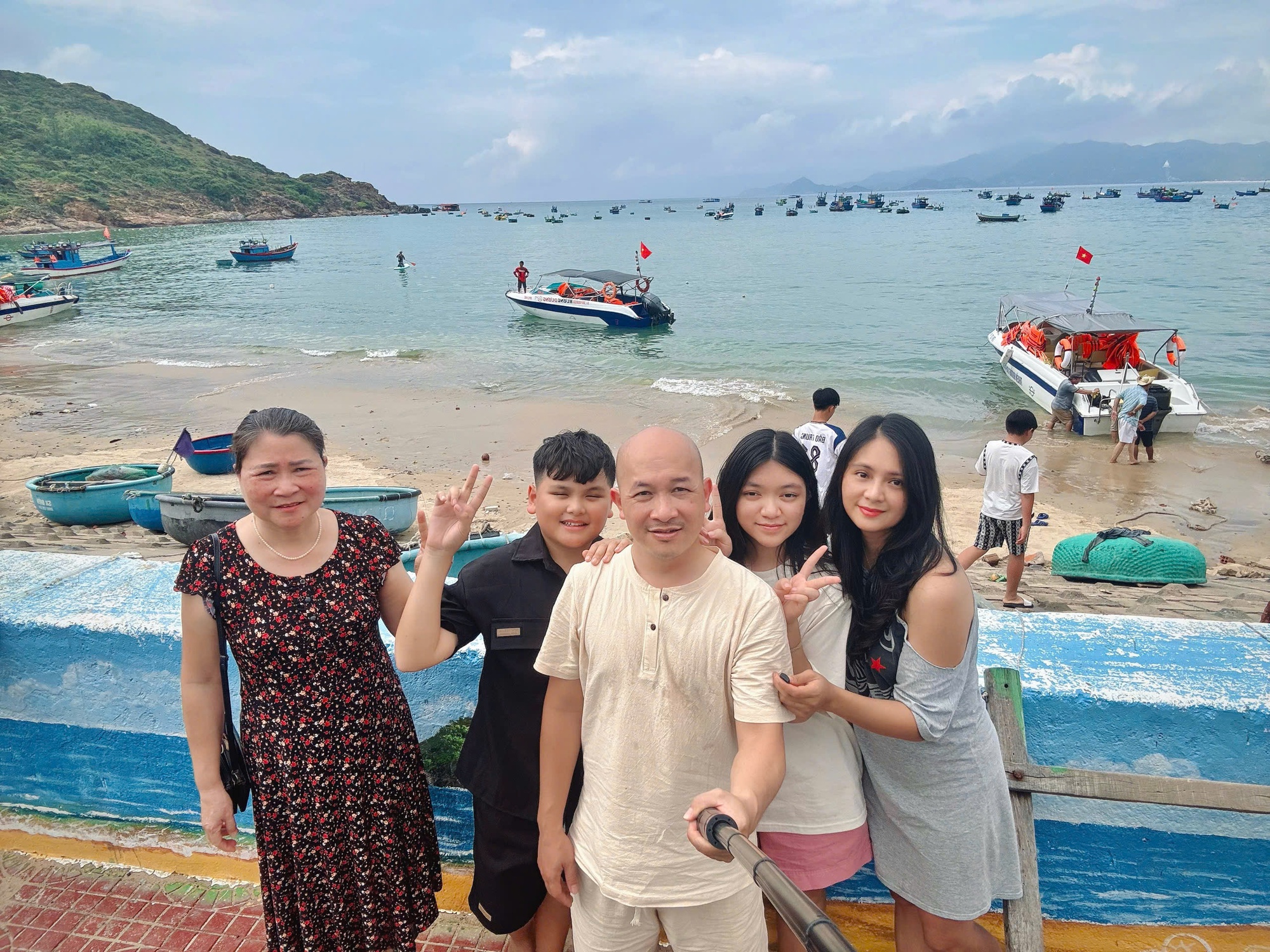 Cha mẹ tự tổ chức tour nghỉ hè cho con- Ảnh 2.