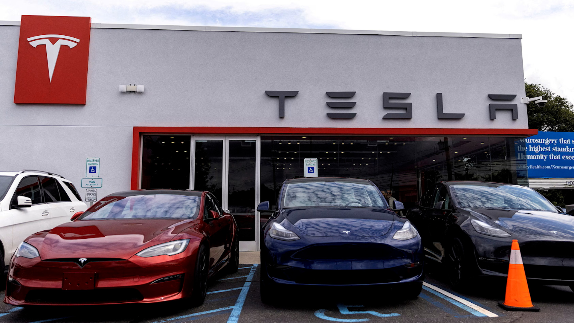 Tỉ phú Elon Musk gọi dự luật thuế của ông Trump là ‘sự kinh tởm ghê rợn’ - Ảnh 1.