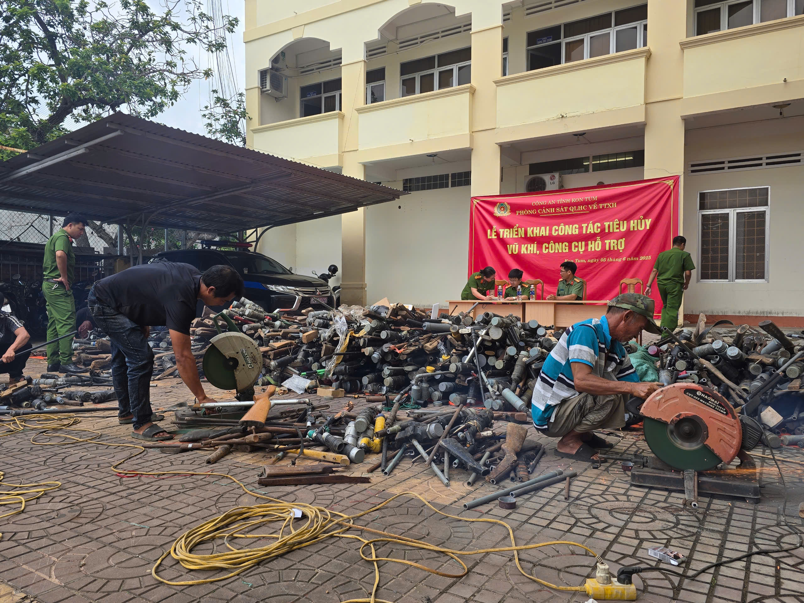 cùng 634 vũ khí thô sơ - Ảnh 1.