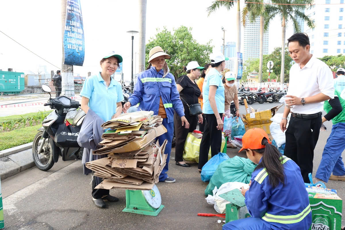 Đà Nẵng: Nhân rộng các mô hình đổi rác tái chế, túi ni lông lấy quà- Ảnh 3. Đà Nẵng: Nhân rộng các mô hình đổi rác tái chế, túi ni lông lấy quà- Ảnh 3.