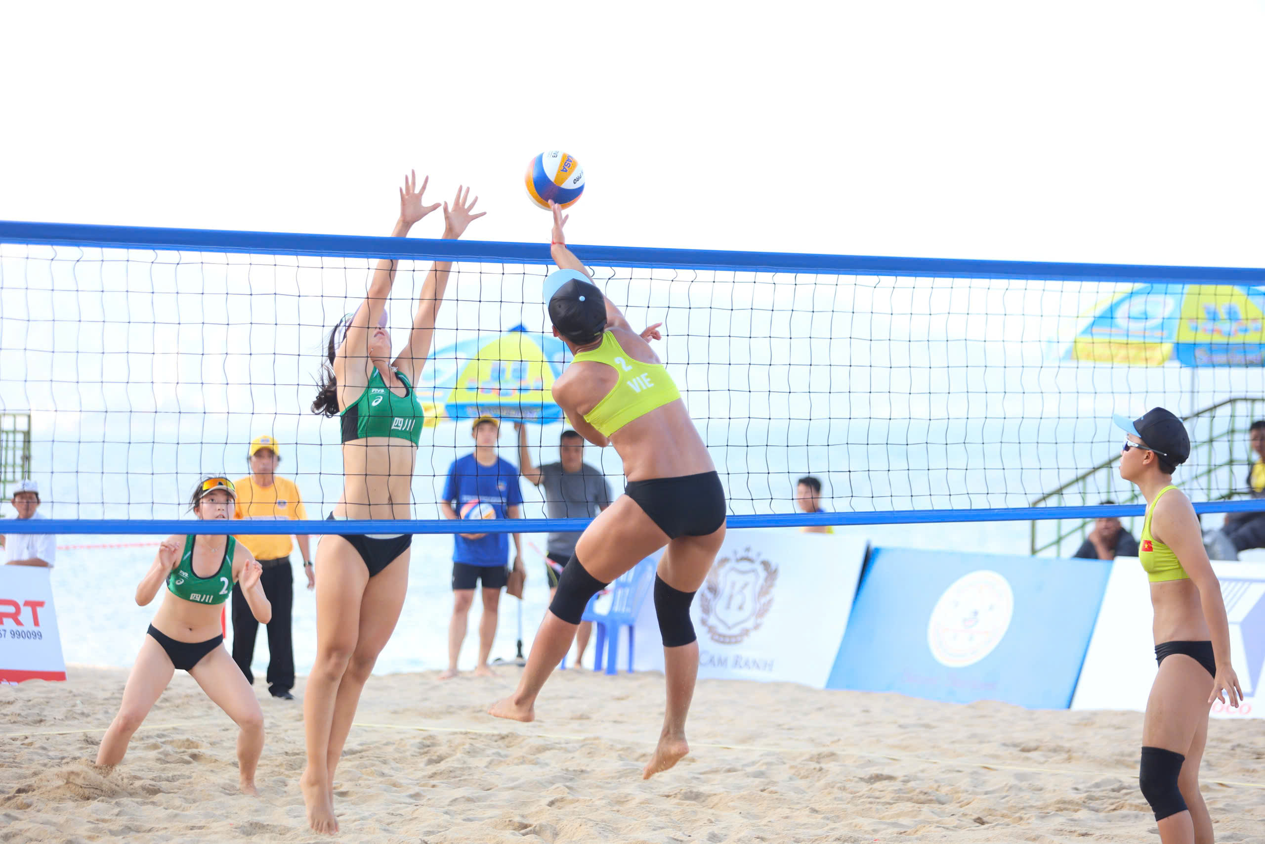 32 atletas de 6 países compiten en el Torneo Internacional de Voleibol de Playa de Nha Trang - Foto 2. 32 VĐV đến từ 6 quốc gia tranh tài tại giải bóng chuyền bãi biển quốc tế Nha Trang- Ảnh 2.
