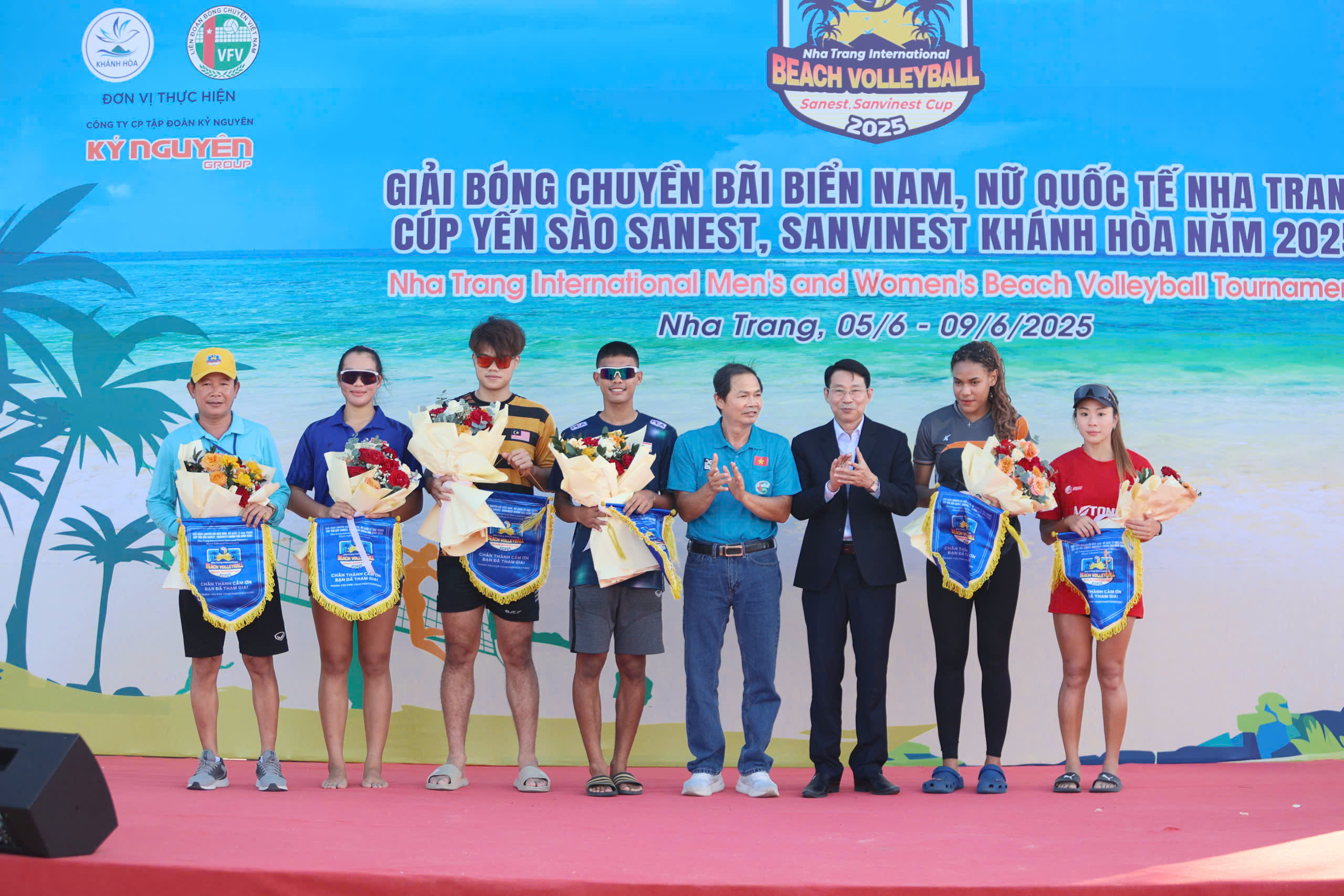 32 atletas de 6 países compiten en el Torneo Internacional de Voleibol de Playa de Nha Trang - Foto 1. 32 VĐV đến từ 6 quốc gia tranh tài tại giải bóng chuyền bãi biển quốc tế Nha Trang- Ảnh 1.