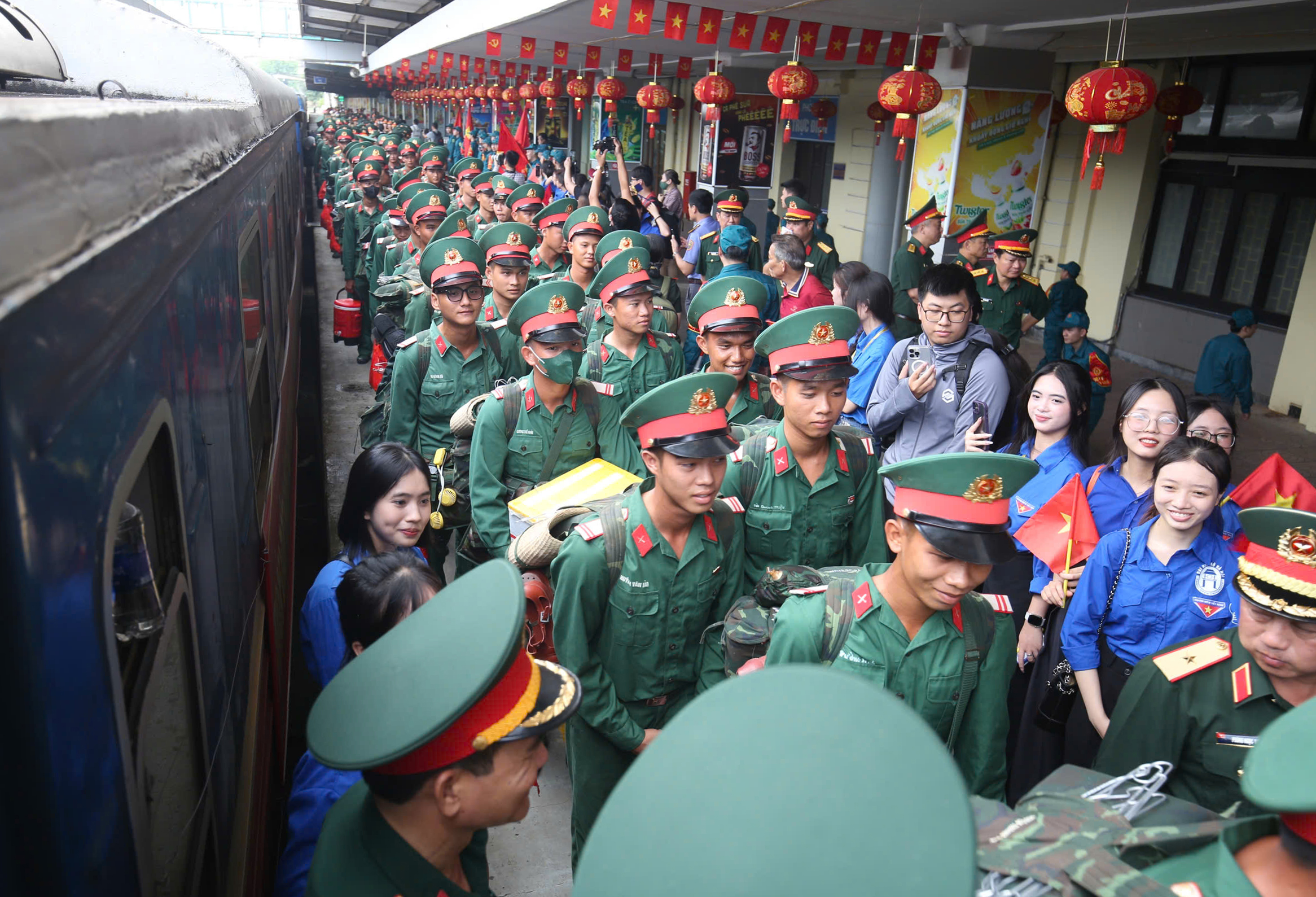 Nữ sinh tìm được bạn trai trong hàng trăm chiến sĩ ra Hà Nội thực hiện nhiệm vụ A80- Ảnh 4. Nữ sinh tìm được bạn trai trong hàng trăm chiến sĩ ra Hà Nội thực hiện nhiệm vụ A80- Ảnh 4.