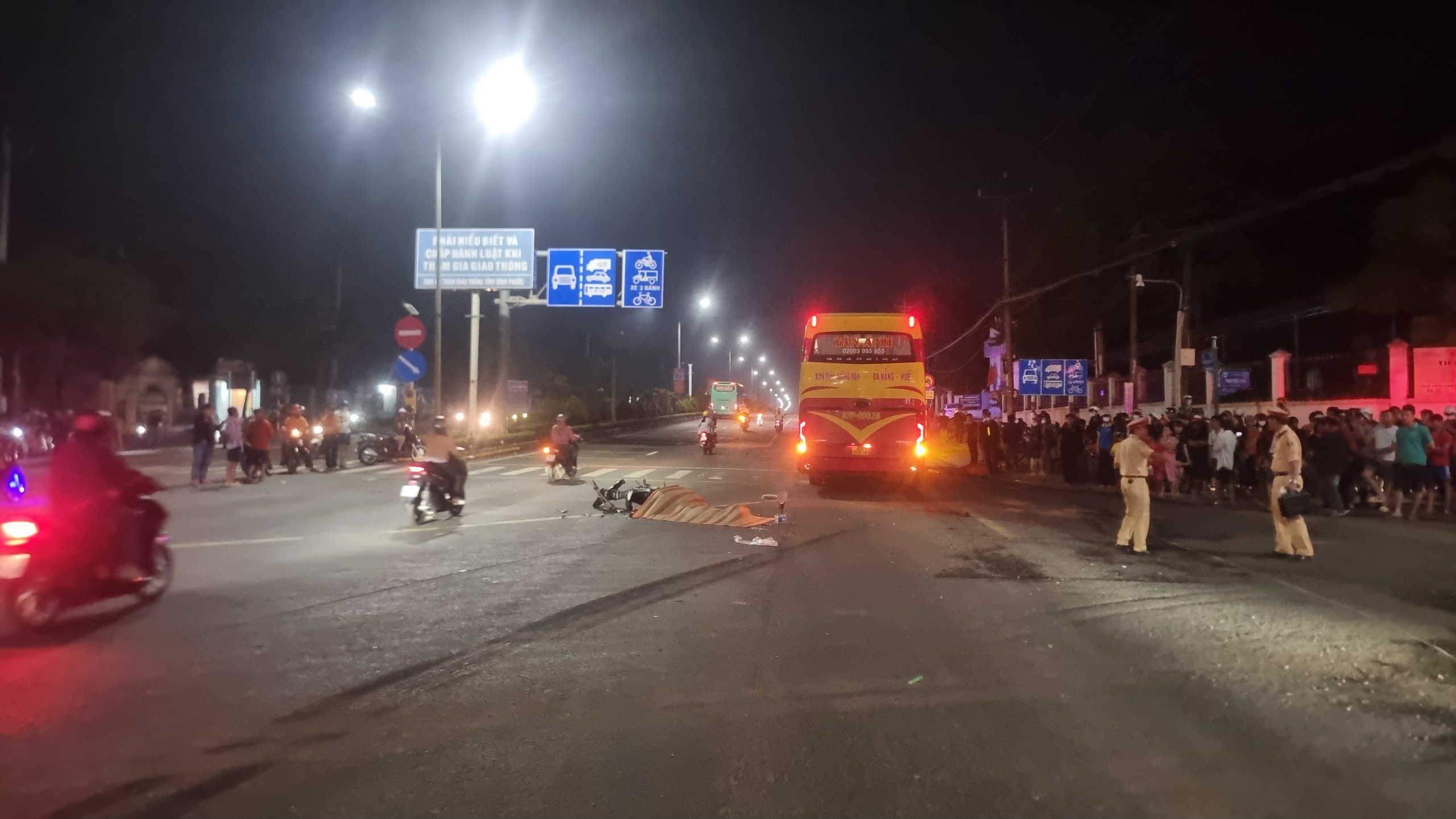 Bình Phước: Người đàn ông tử vong sau va chạm với xe khách giường nằm- Ảnh 2. Bình Phước: Người đàn ông tử vong sau va chạm với xe khách giường nằm- Ảnh 2.