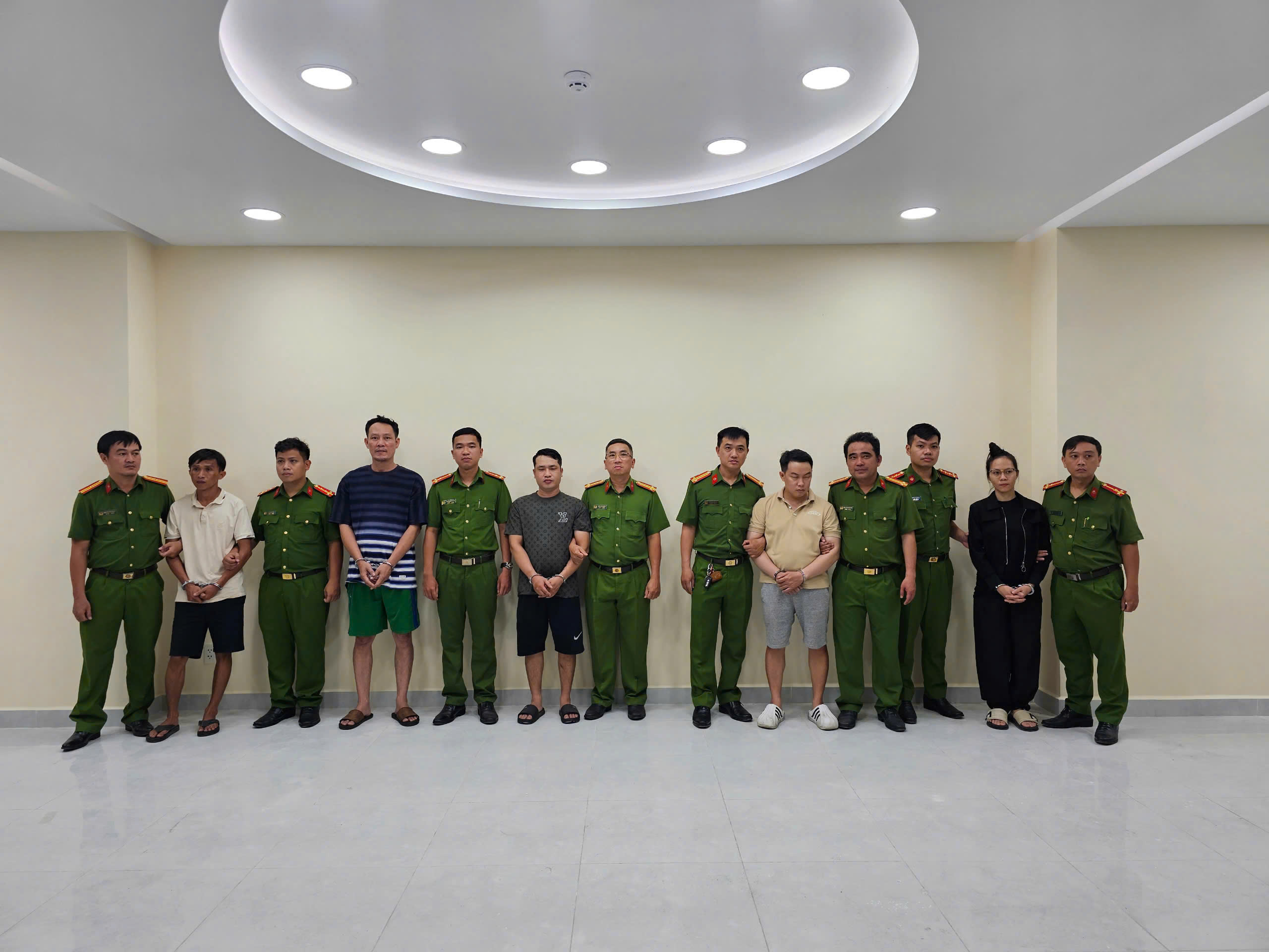 Đường dây nhớt giả hàng chục tỉ đồng bị Công an TP.HCM triệt phá- Ảnh 1.
