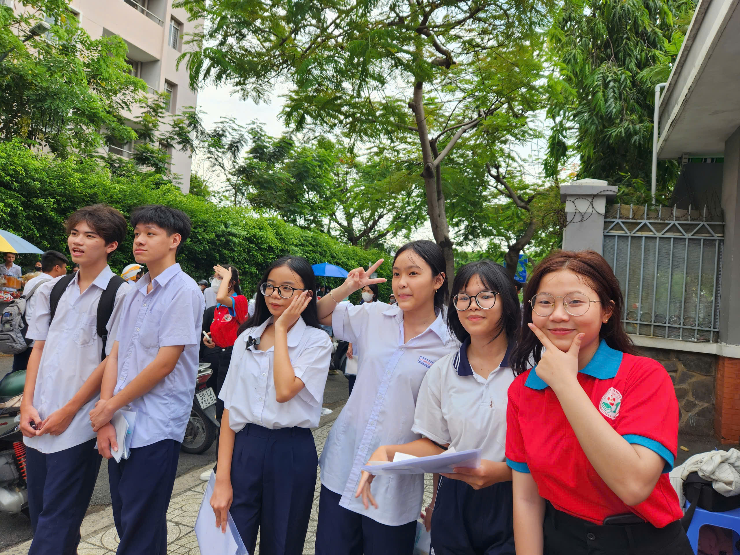 Sĩ tử mong không 'gục ngã', 'bật khóc' sau giờ thi toán lớp 10 TP.HCM - Ảnh 3.