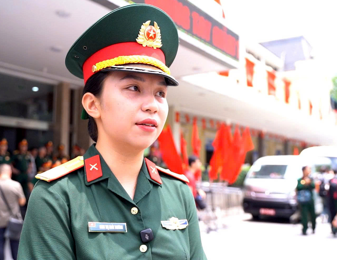 Thiếu uý hoãn cưới và nụ cười tỏa nắng của những nữ chiến sĩ từ Nam ra Hà Nội- Ảnh 2. Thiếu uý hoãn cưới và nụ cười tỏa nắng của những nữ chiến sĩ từ Nam ra Hà Nội- Ảnh 2.