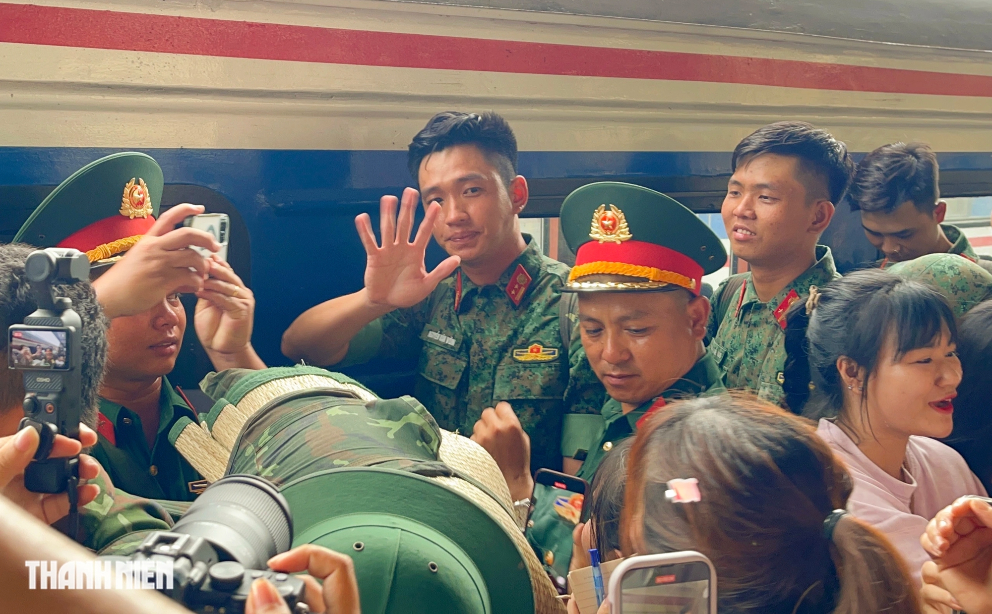 Quân đội bảo vệ, mở đường cho 'nam thần' Lê Hoàng Hiệp rời ga Hà Nội - Ảnh 3.