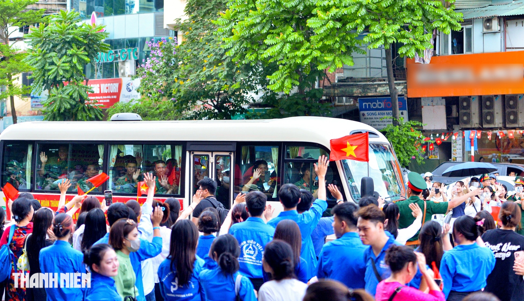 Quân đội bảo vệ, mở đường cho 'nam thần' Lê Hoàng Hiệp rời ga Hà Nội - Ảnh 16.