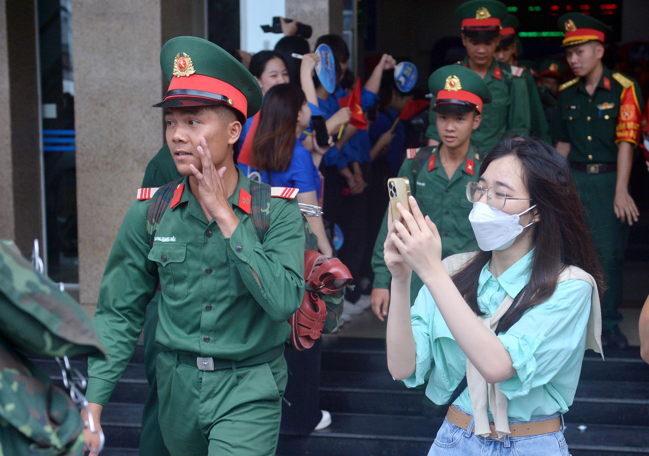 និស្សិតស្រីរកឃើញមិត្តប្រុសក្នុងចំណោមទាហានរាប់រយនាក់ដែលត្រូវបានបញ្ជូនទៅទីក្រុងហាណូយដើម្បីអនុវត្តបេសកកម្ម A80 - រូបថតទី 11។ Nữ sinh tìm được bạn trai trong hàng trăm chiến sĩ ra Hà Nội thực hiện nhiệm vụ A80- Ảnh 11.