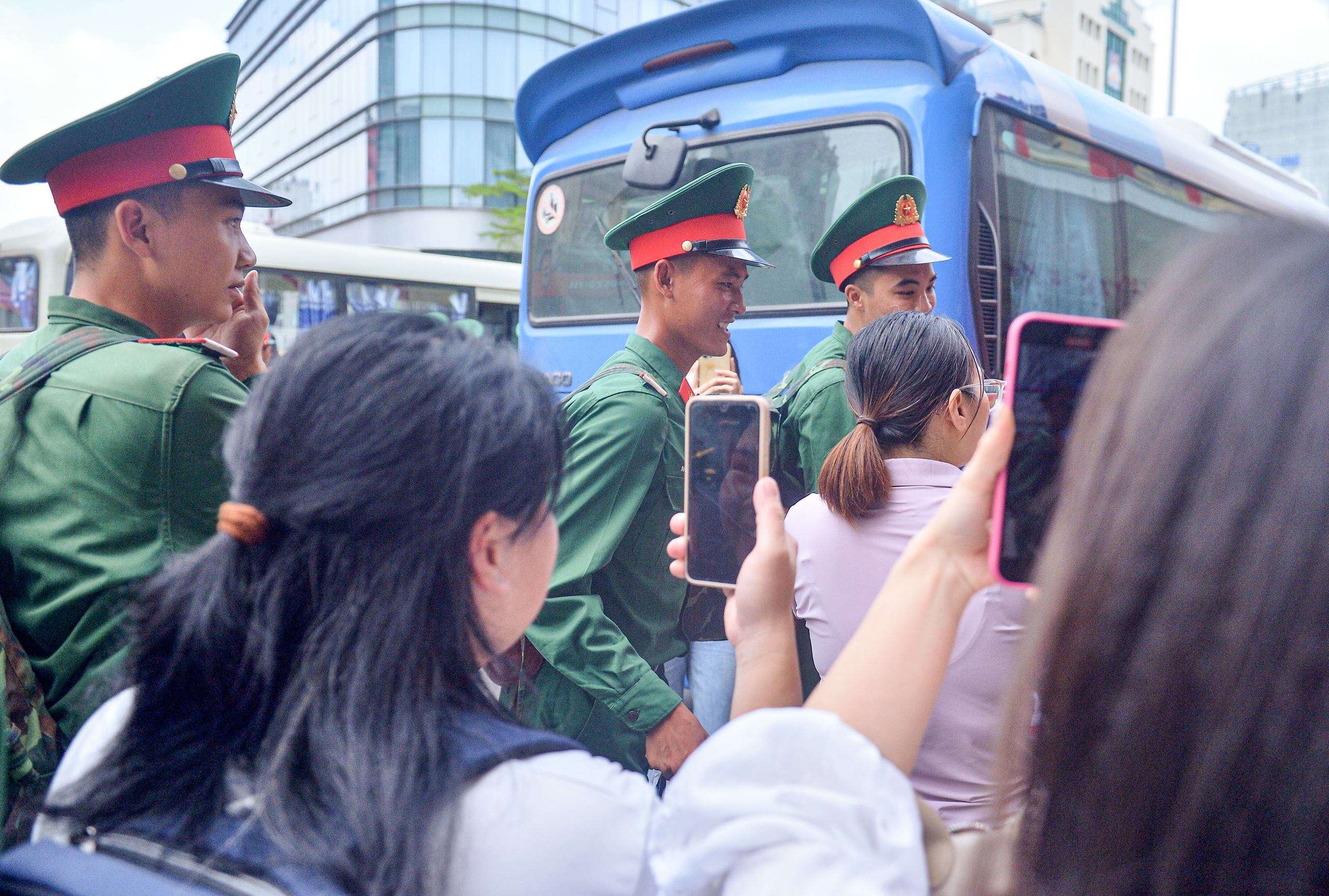 និស្សិតស្រីរកឃើញមិត្តប្រុសក្នុងចំណោមទាហានរាប់រយនាក់ដែលត្រូវបានបញ្ជូនទៅទីក្រុងហាណូយដើម្បីអនុវត្តបេសកកម្ម A80 - រូបថតទី 10។ Nữ sinh tìm được bạn trai trong hàng trăm chiến sĩ ra Hà Nội thực hiện nhiệm vụ A80- Ảnh 10.
