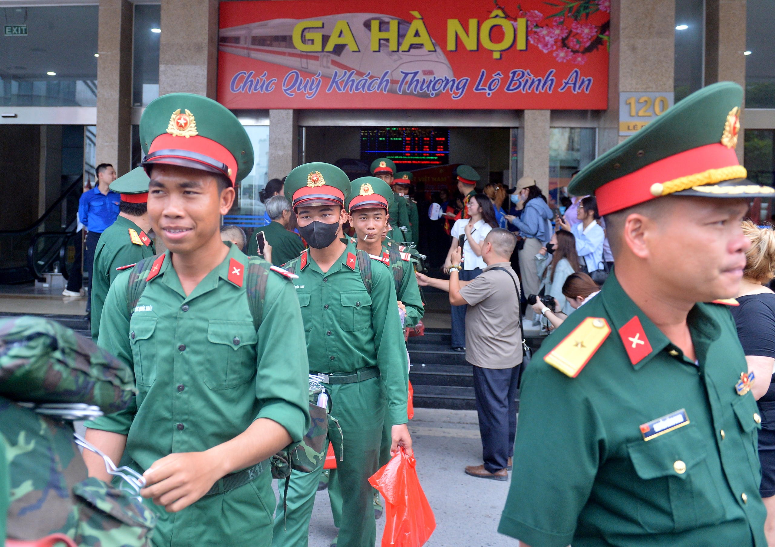 និស្សិតស្រីរកឃើញមិត្តប្រុសក្នុងចំណោមទាហានរាប់រយនាក់ដែលបានទៅទីក្រុងហាណូយដើម្បីបំពេញបេសកកម្ម A80 - រូបថតទី 5។ Nữ sinh tìm được bạn trai trong hàng trăm chiến sĩ ra Hà Nội thực hiện nhiệm vụ A80- Ảnh 5.